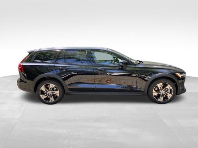 New 2026 Volvo V60 B5 Cross Country Plus w/ Climate Package AWD/4WD image 8