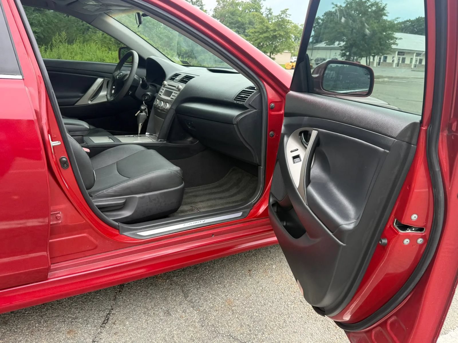 Used 2011 Toyota Camry SE w/ SE Extra-Value Pkg #1 FWD image 17