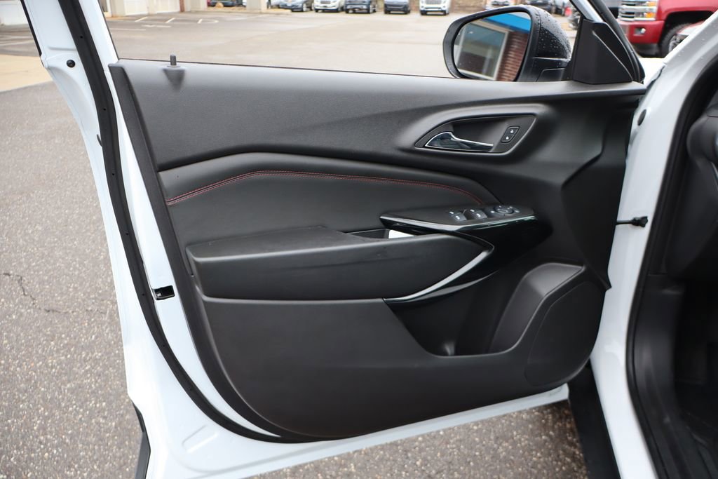 Used 2025 Chevrolet Trax RS w/ Sunroof Package image 9