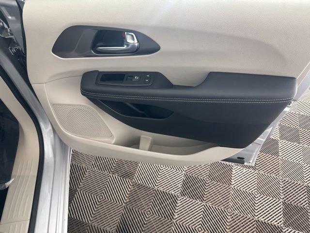 Used 2024 Chrysler Pacifica Touring-L image 19