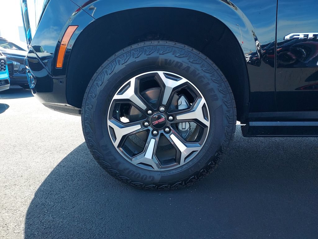 Used 2025 GMC Yukon XL AT4 Ultimate AWD/4WD image 10