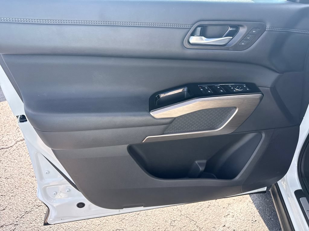 Used 2025 Nissan Pathfinder Platinum FWD image 12