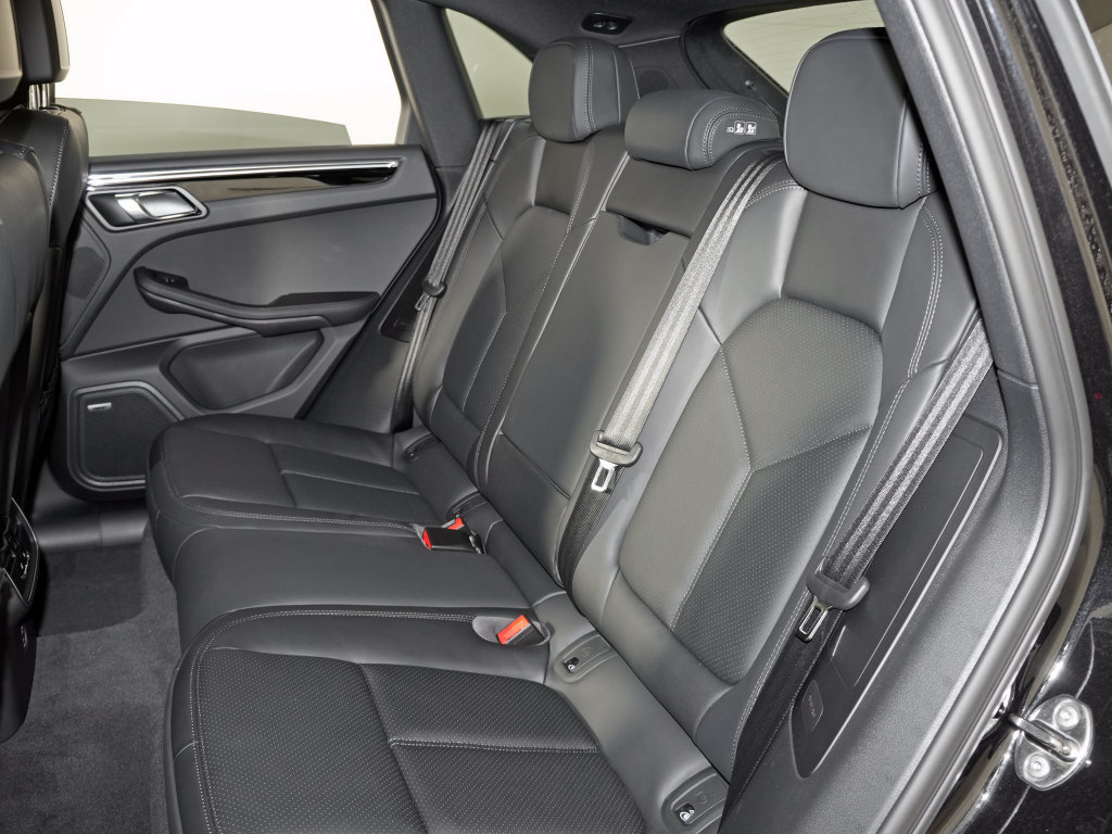 Certified 2026 Porsche Macan Turbo AWD/4WD image 34