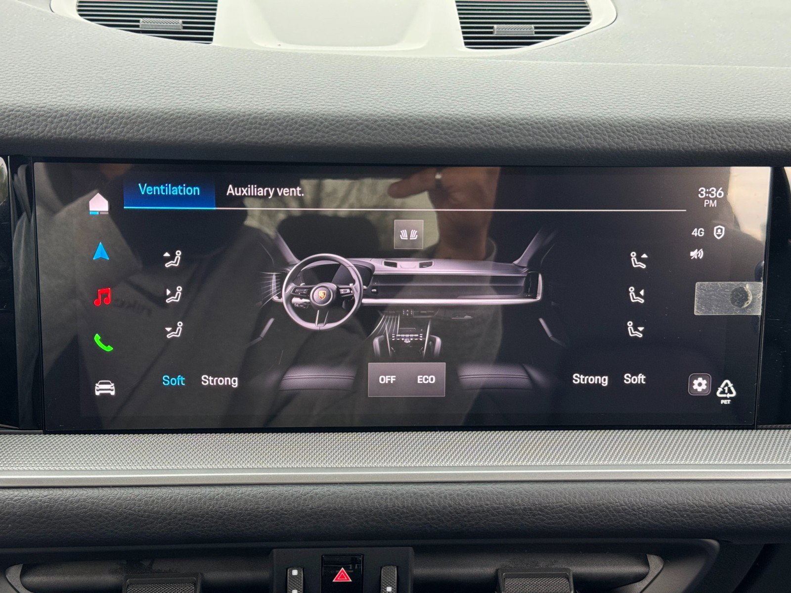 Used 2024 Porsche Cayenne w/ Premium Package image 31