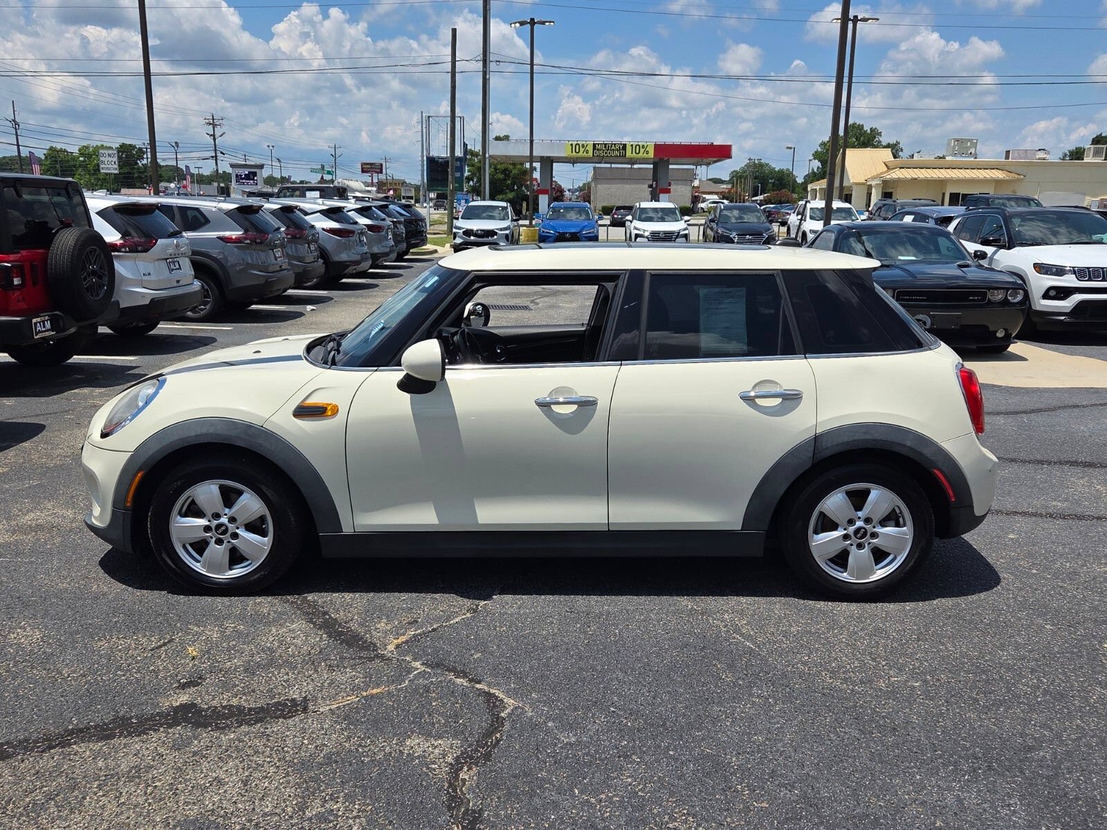Used 2016 MINI Cooper 4-Door Hardtop FWD image 4