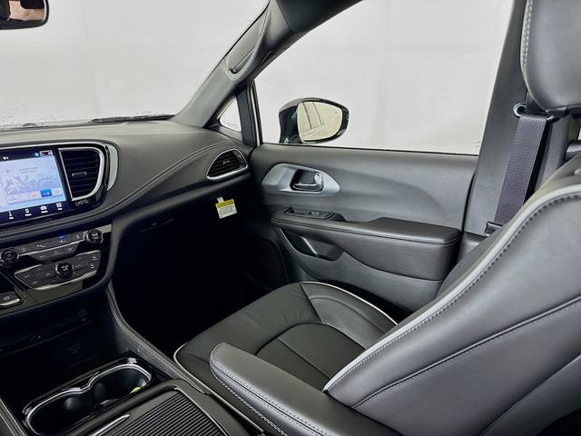 New 2026 Chrysler Pacifica Limited w/ Uconnect Theater Family Group image 23
