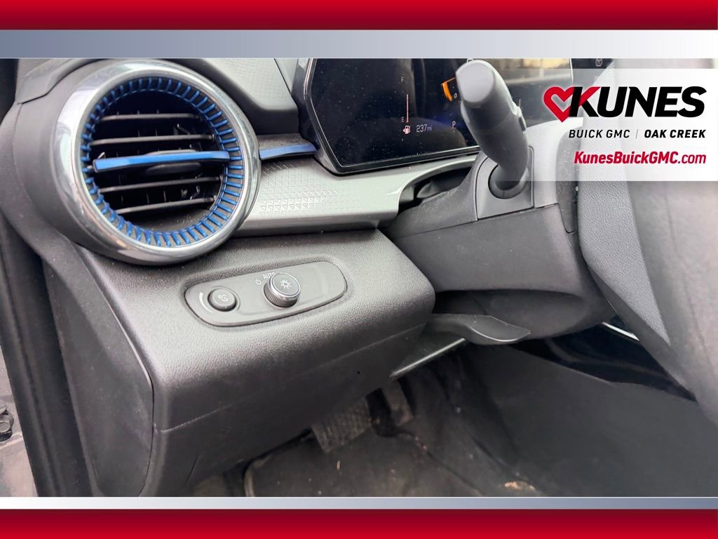 Used 2025 Chevrolet Trax LT FWD image 12