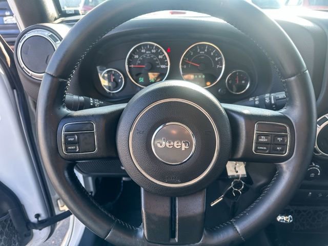 Used 2015 Jeep Wrangler Unlimited Rubicon image 16