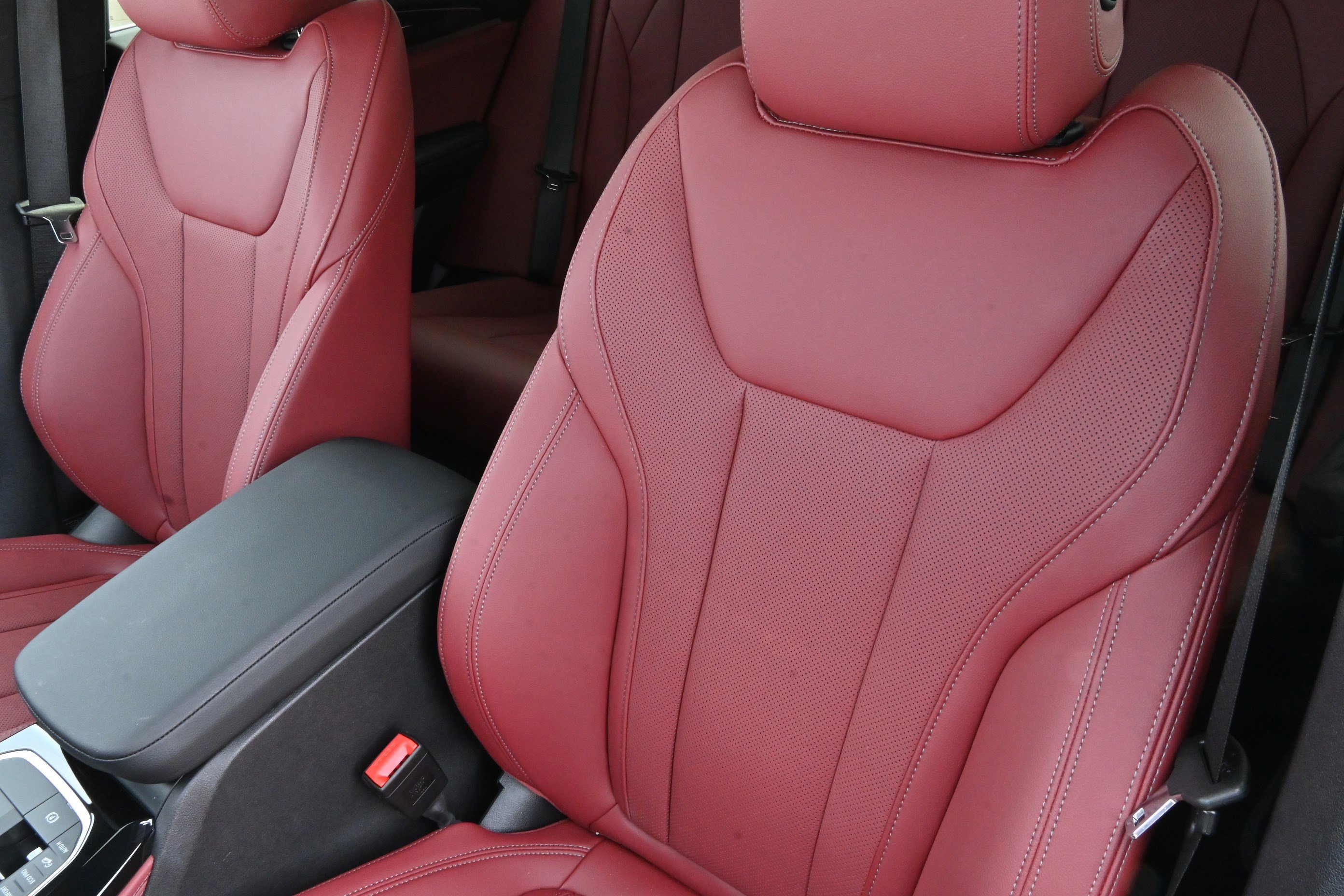 Certified 2025 BMW X4 xDrive30i w/ Premium Package image 12