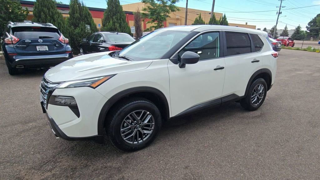 Used 2025 Nissan Rogue S image 4