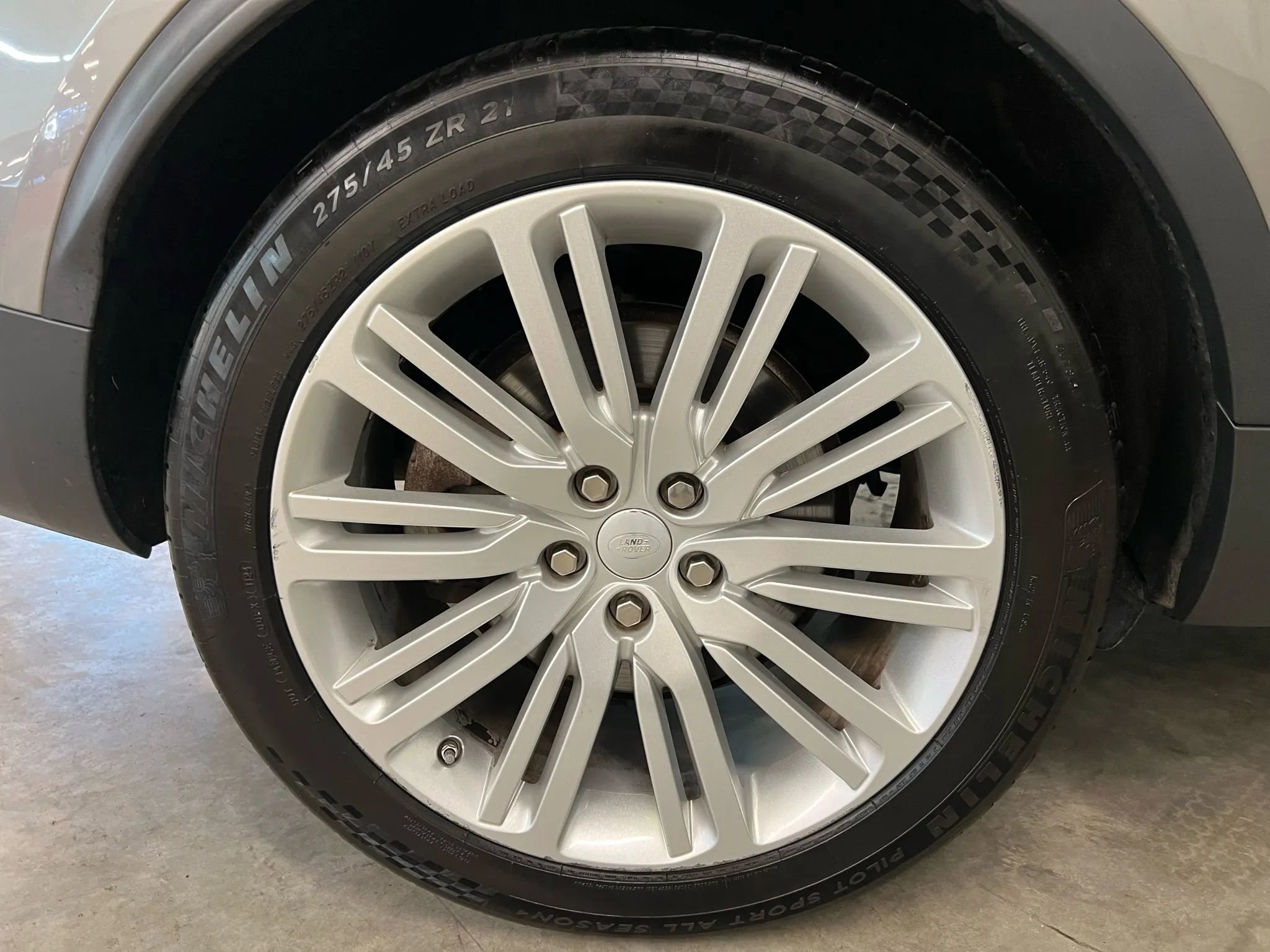 Used 2017 Land Rover Discovery First Edition image 47