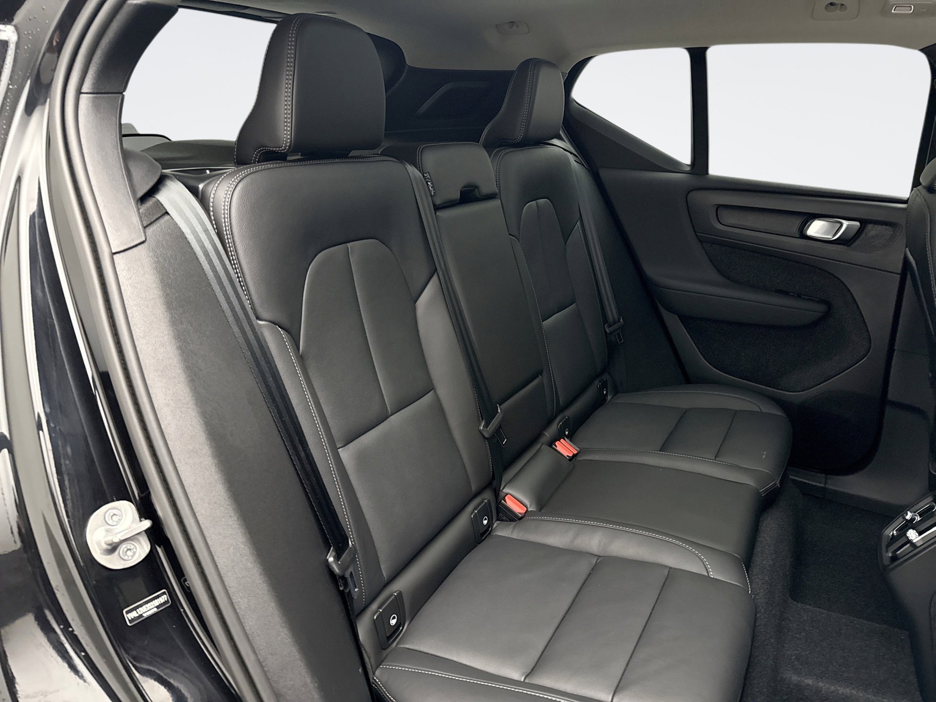 Used 2025 Volvo XC40 B5 Plus image 19