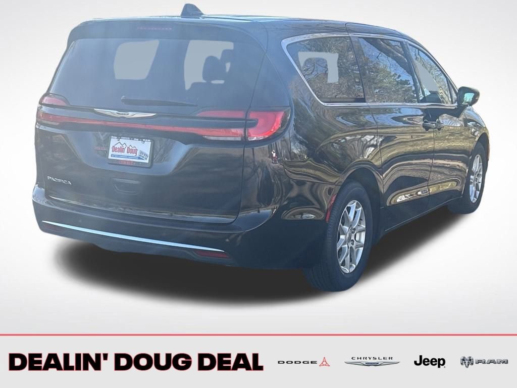 Used 2024 Chrysler Pacifica Touring-L image 5