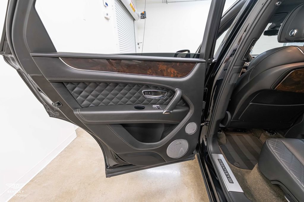 Used 2017 Bentley Bentayga AWD/4WD image 38
