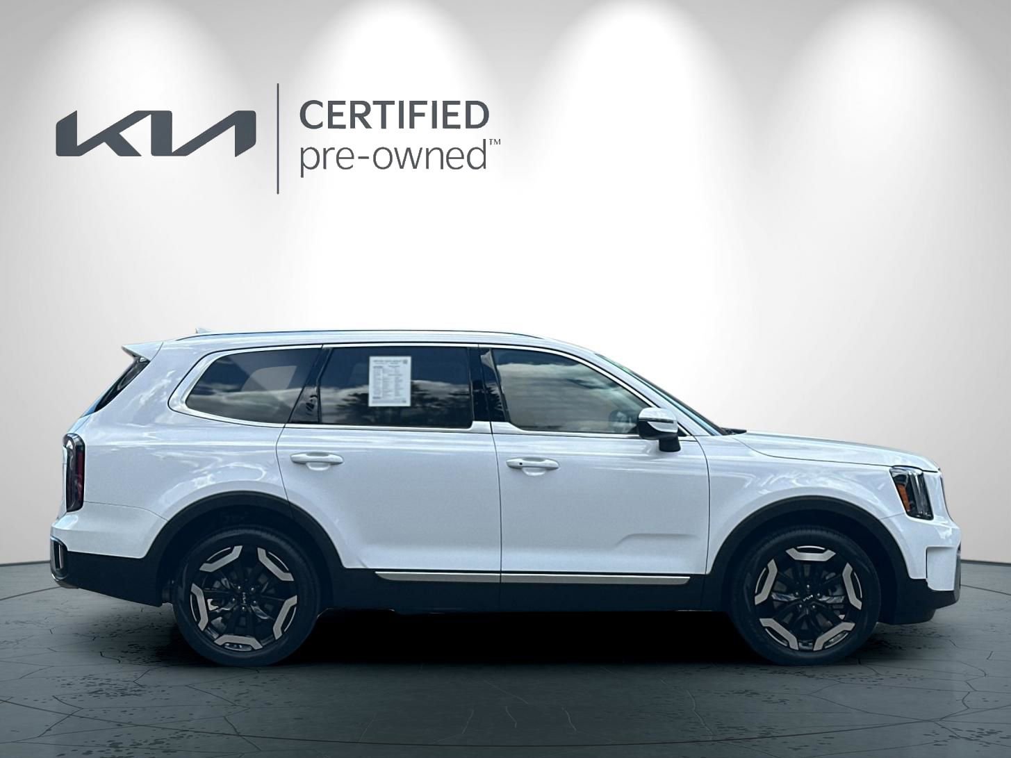 Certified 2023 Kia Telluride EX w/ EX Captain's Chair Package FWD image 3