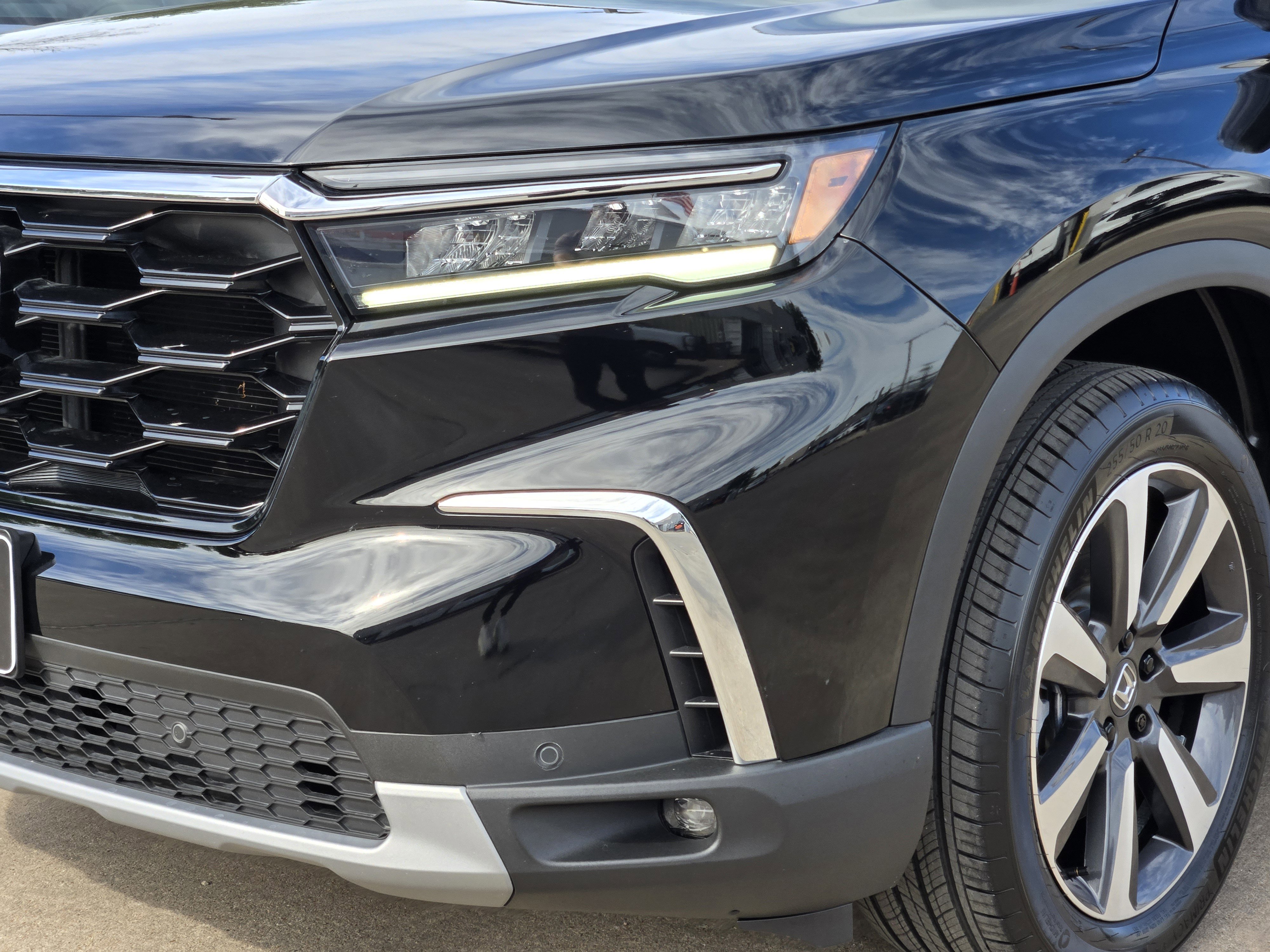 Used 2025 Honda Pilot Touring image 9