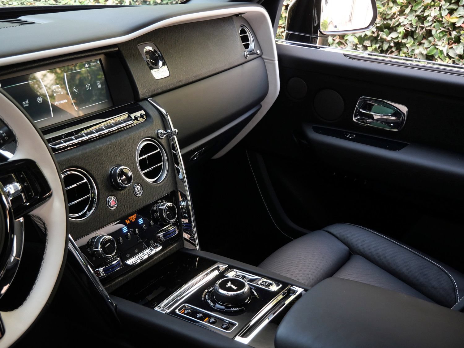 Certified 2023 Rolls-Royce Cullinan AWD/4WD image 25