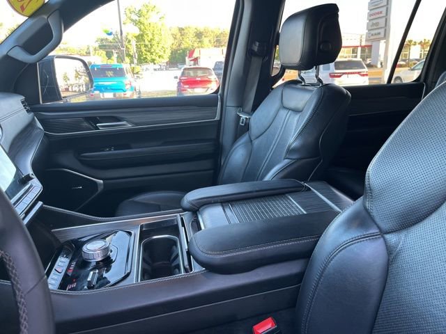 Used 2024 Jeep Wagoneer L Series II w/ Flexible Seating Group AWD/4WD image 10