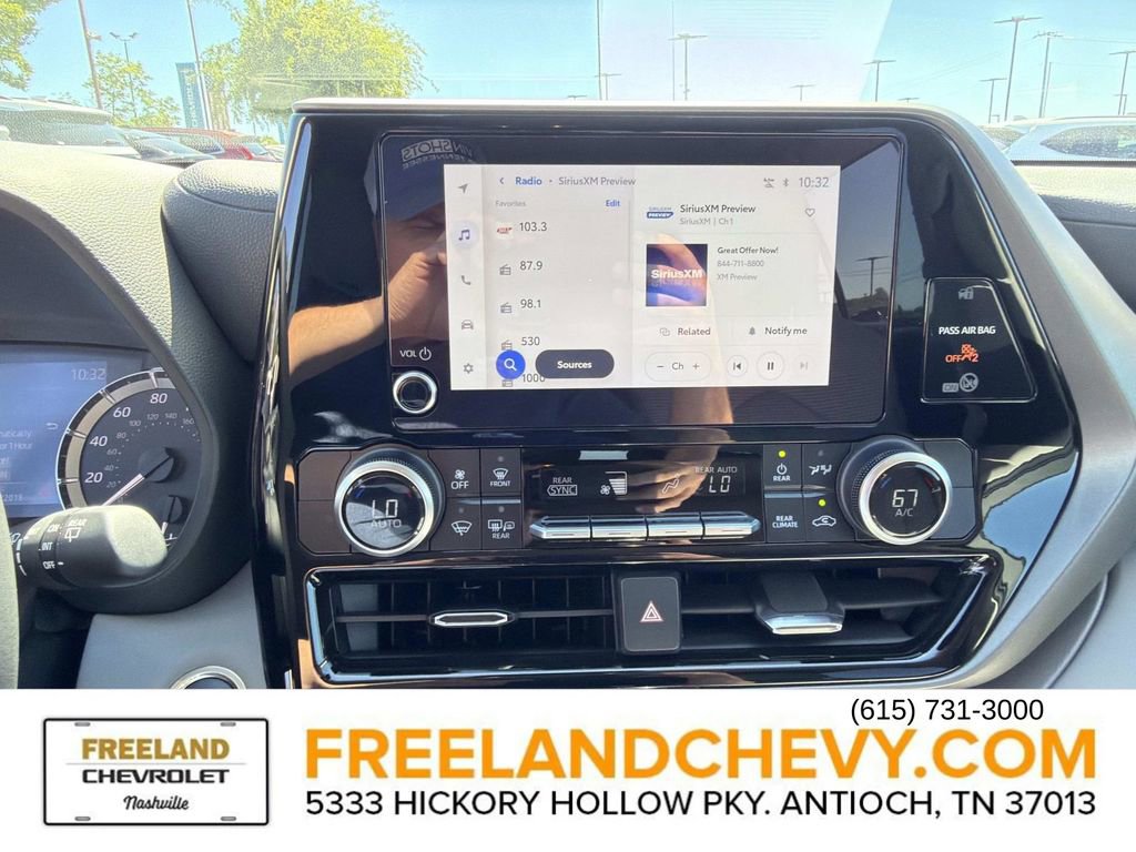 Used 2024 Toyota Highlander LE AWD/4WD image 31