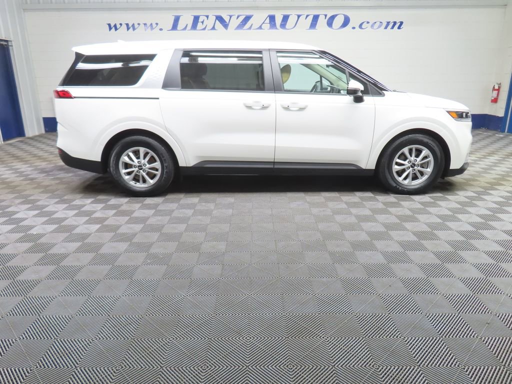 Used 2022 Kia Carnival LX FWD image 2