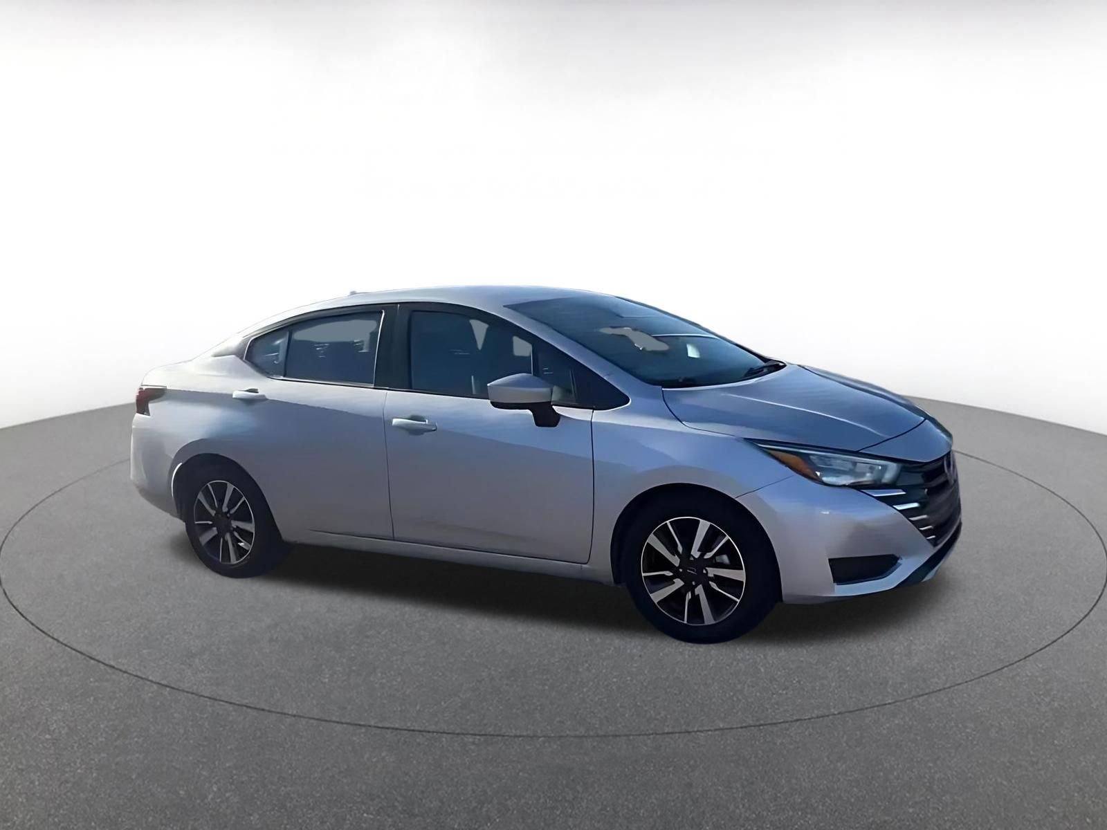 Used 2025 Nissan Versa SV image 2