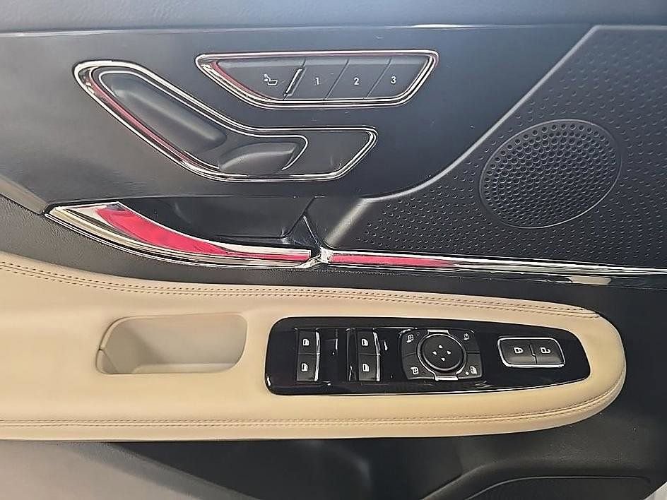 Used 2025 Lincoln Corsair AWD w/ Equipment Group 101A image 12