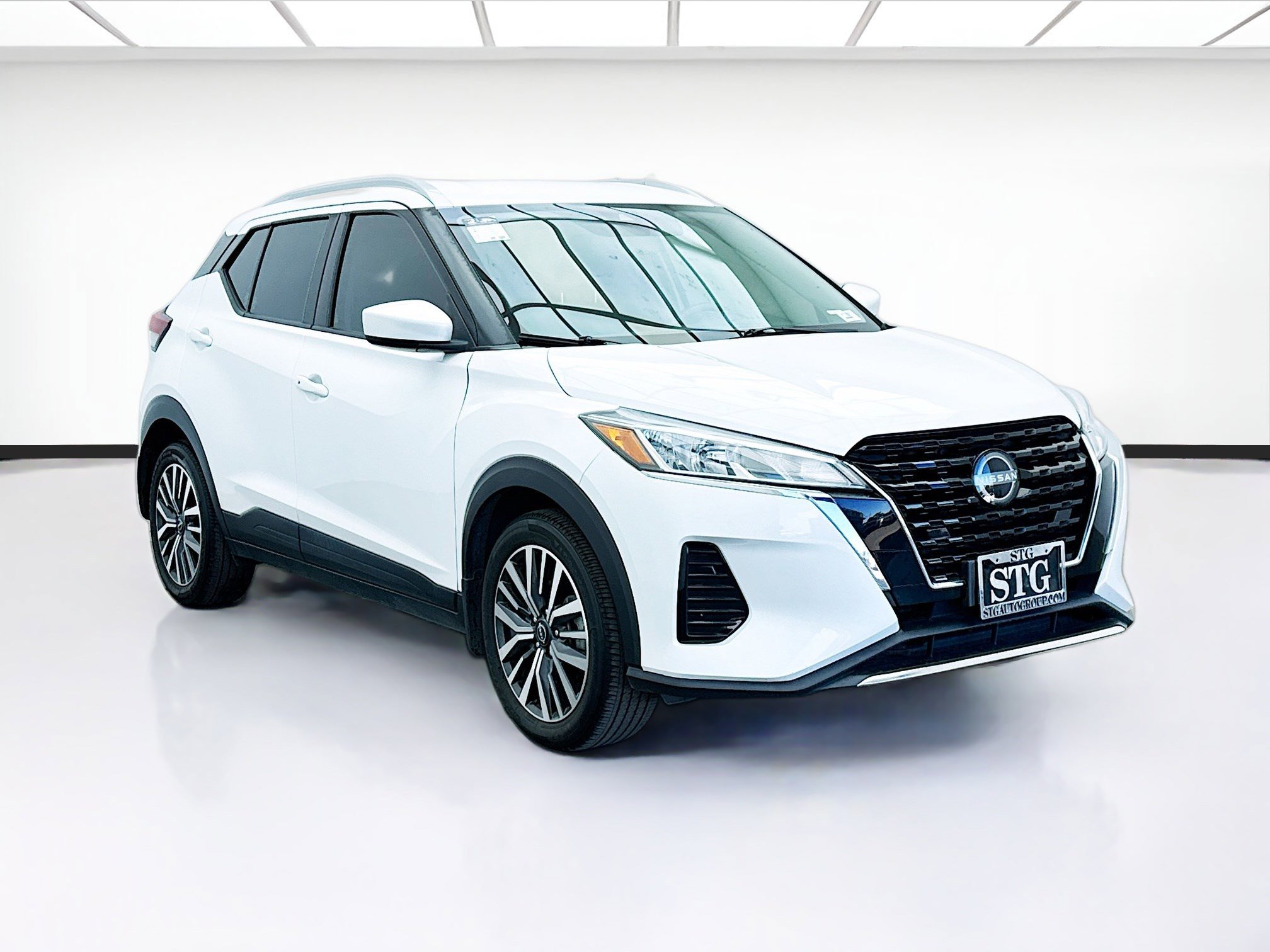 Used 2023 Nissan Kicks SV image 3