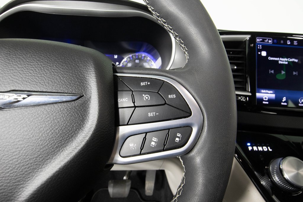 Used 2022 Chrysler Pacifica Touring-L image 32