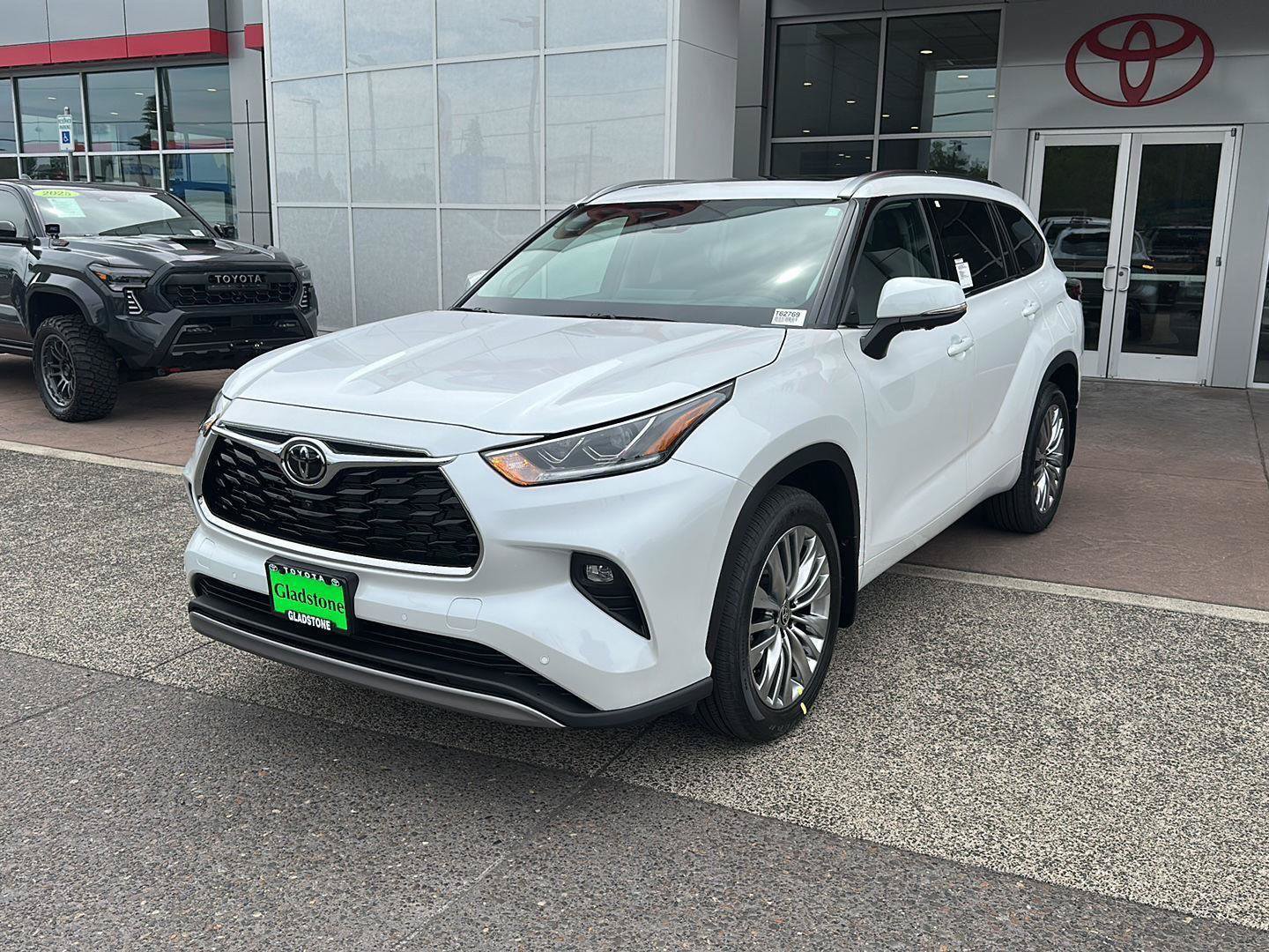 New 2026 Toyota Highlander Platinum AWD/4WD image 2