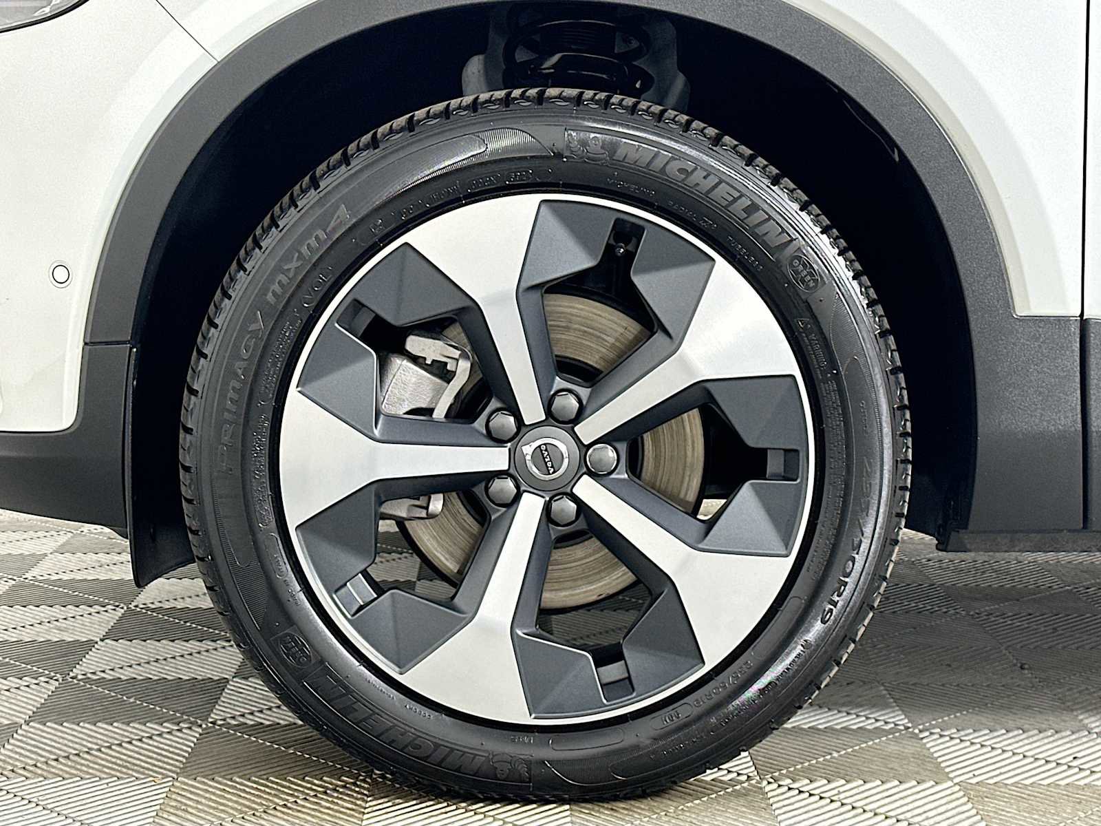 Used 2025 Volvo XC40 B5 Plus w/ Protection Package Premier image 30