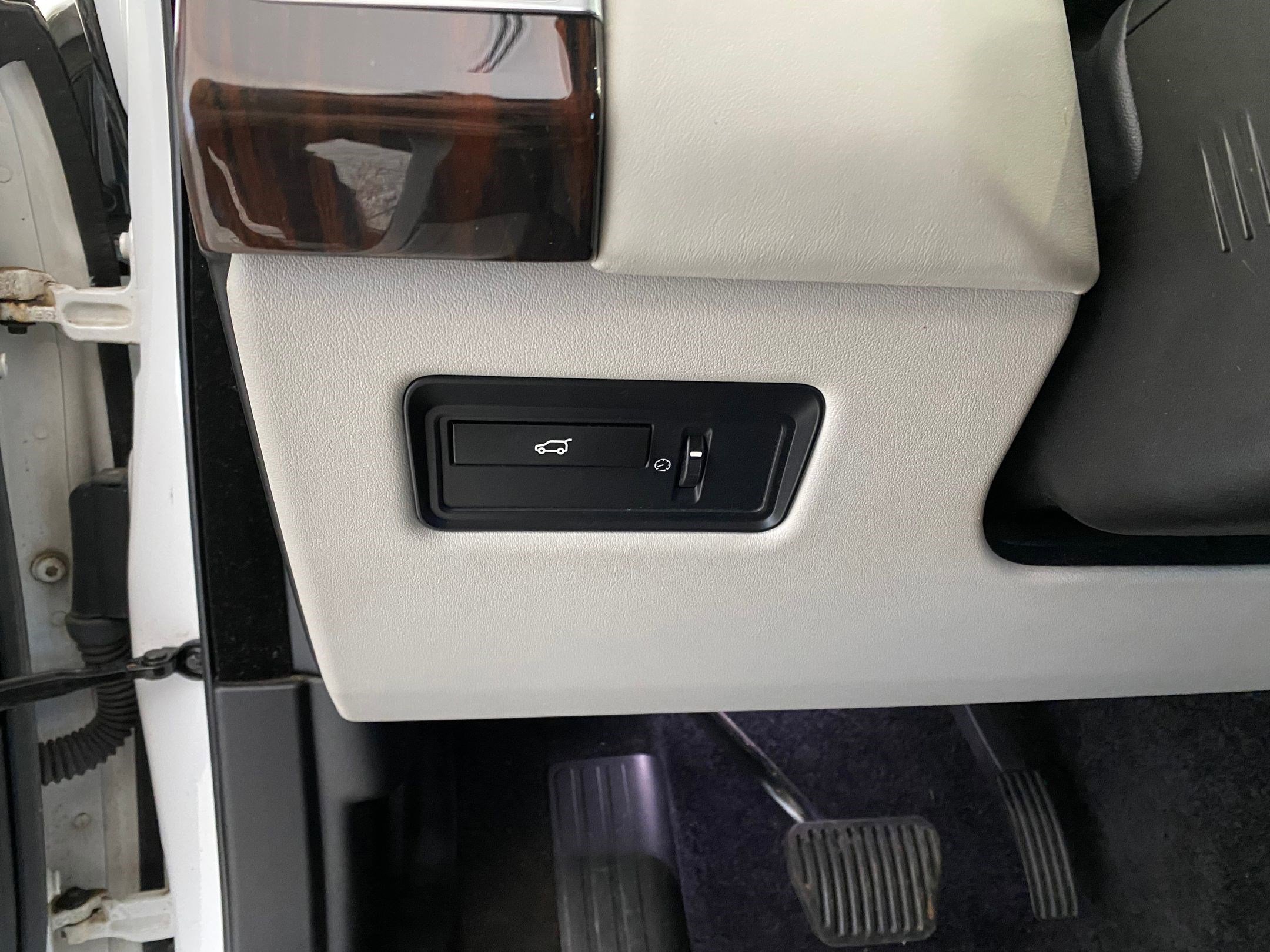 Used 2014 Land Rover Range Rover HSE image 19