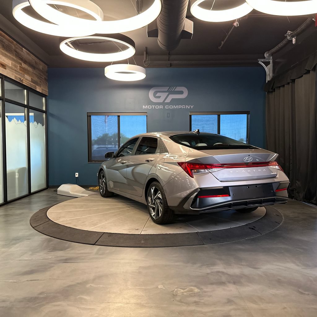 Used 2024 Hyundai Elantra Limited FWD image 5