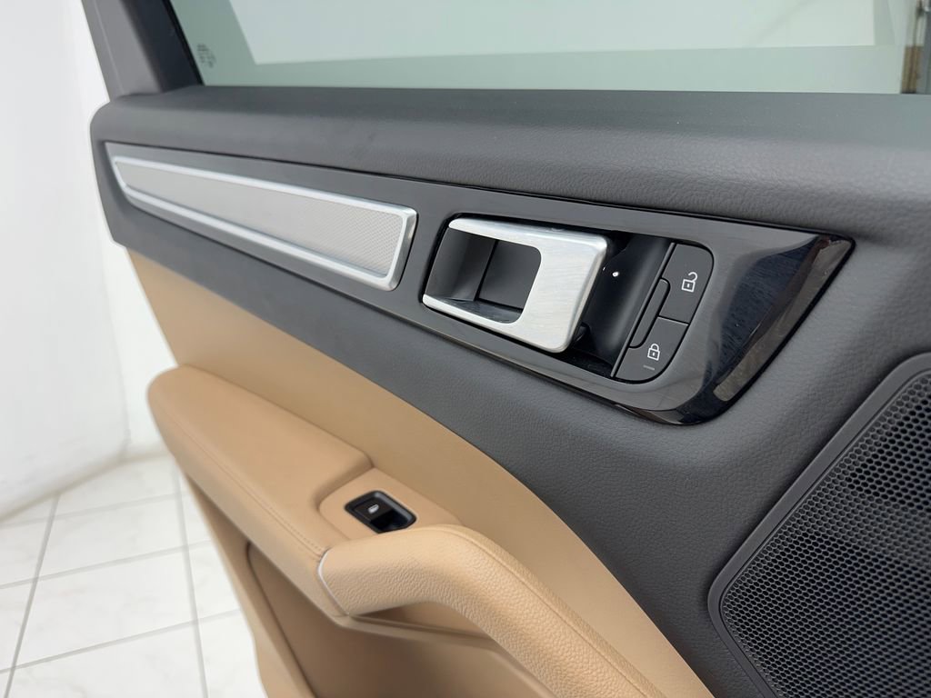Used 2023 Porsche Cayenne Platinum Edition image 55