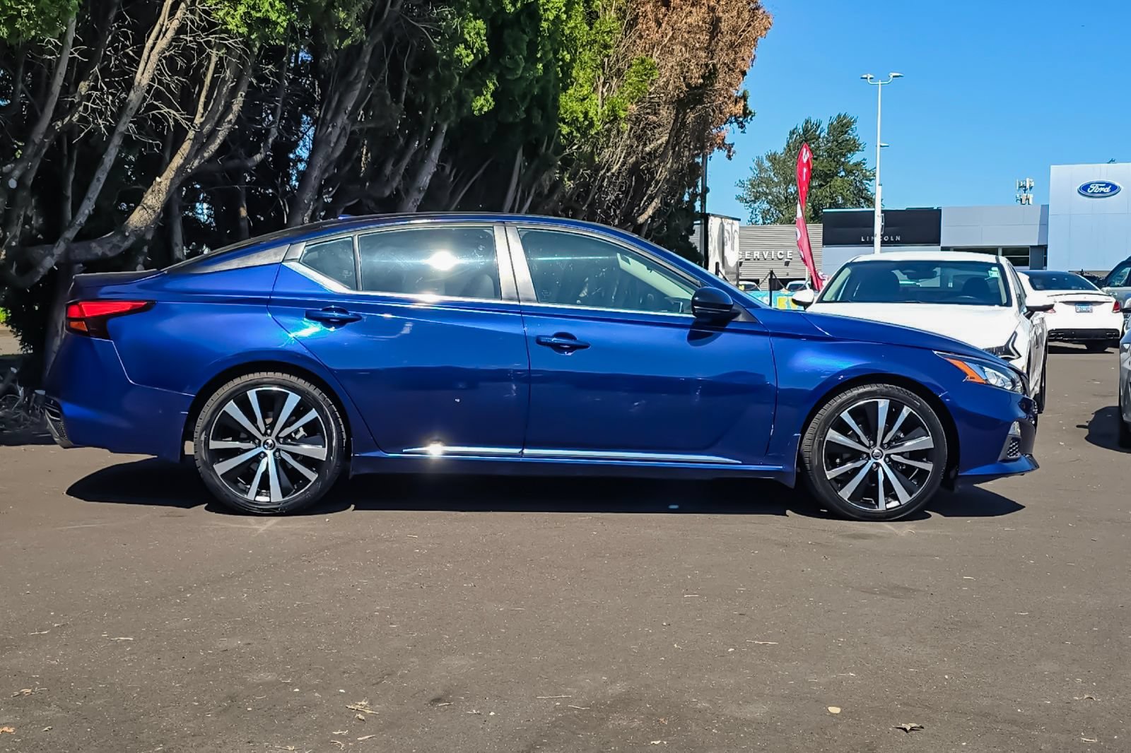 Used 2021 Nissan Altima 2.5 SR w/ SR Premium Package FWD image 2