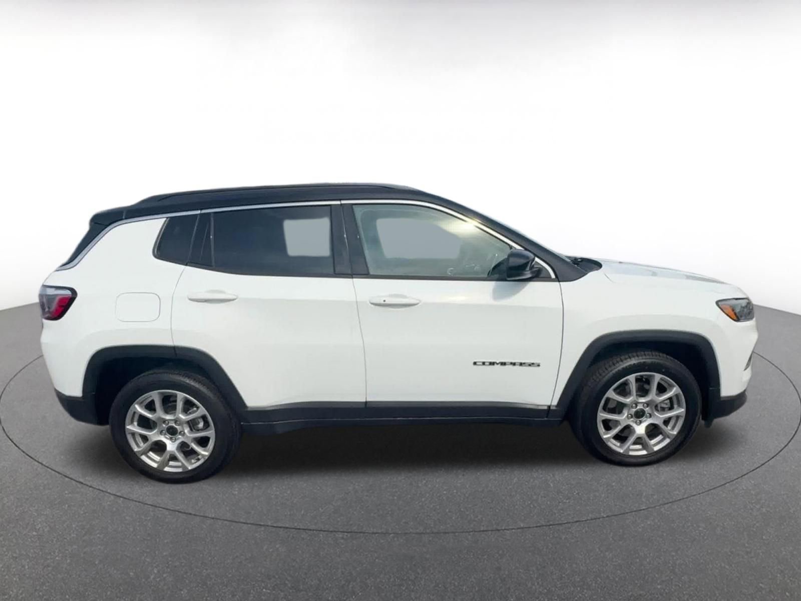 Used 2025 Jeep Compass Limited image 16