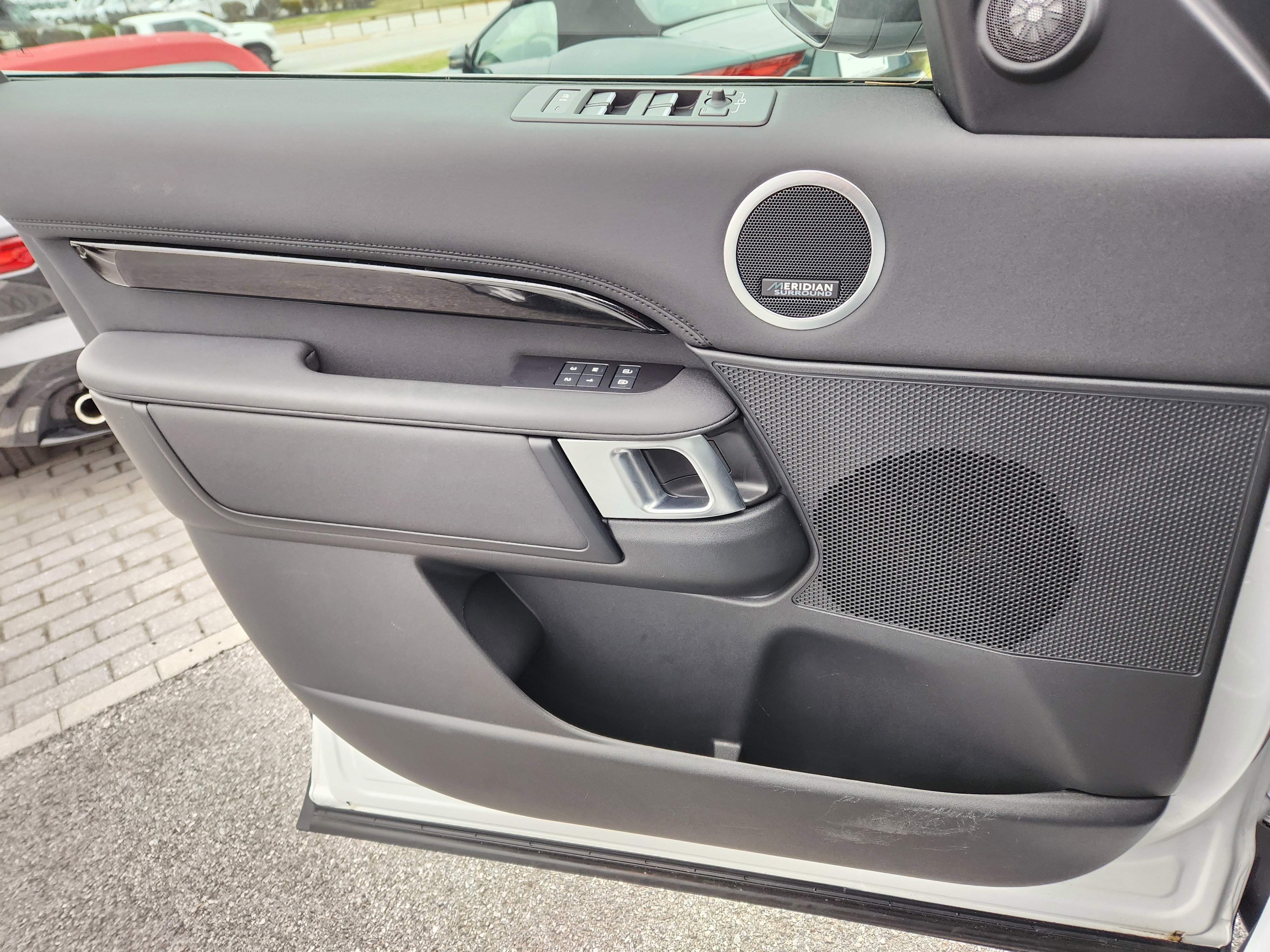 Used 2025 Land Rover Discovery S image 25