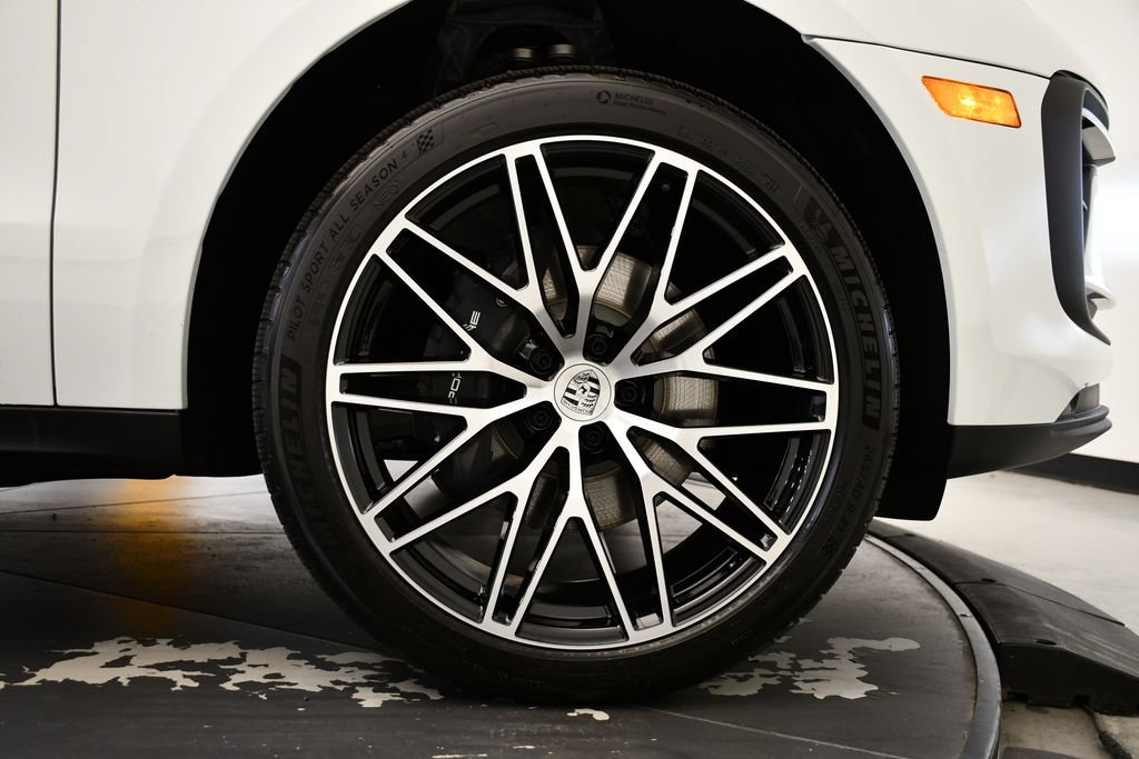 Certified 2026 Porsche Macan AWD/4WD image 18