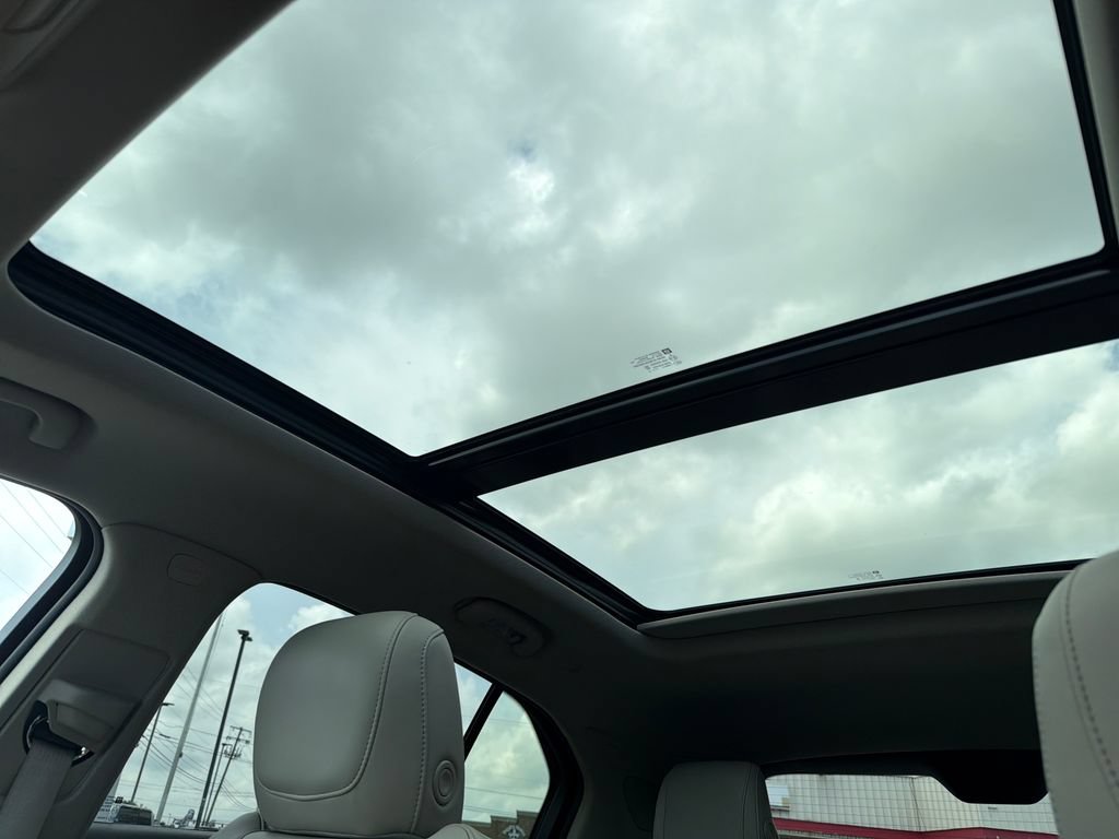Used 2023 Cadillac XT4 Luxury w/ Cold Weather Package FWD image 25