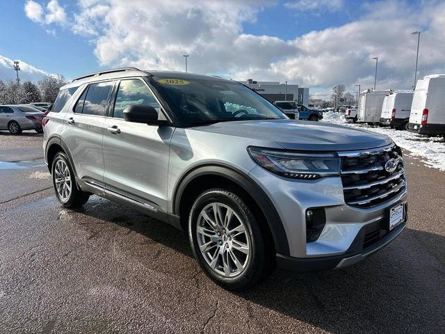 Used 2025 Ford Explorer Active w/ Active Comfort Package image 1