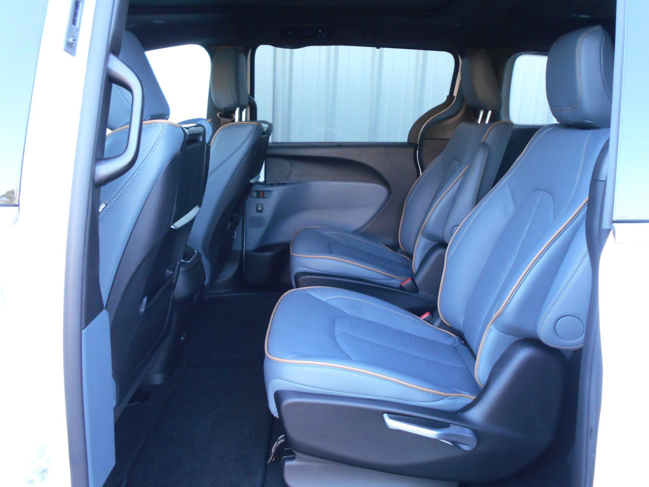 New 2027 Chrysler Pacifica Pinnacle w/ Theater Group FWD image 7