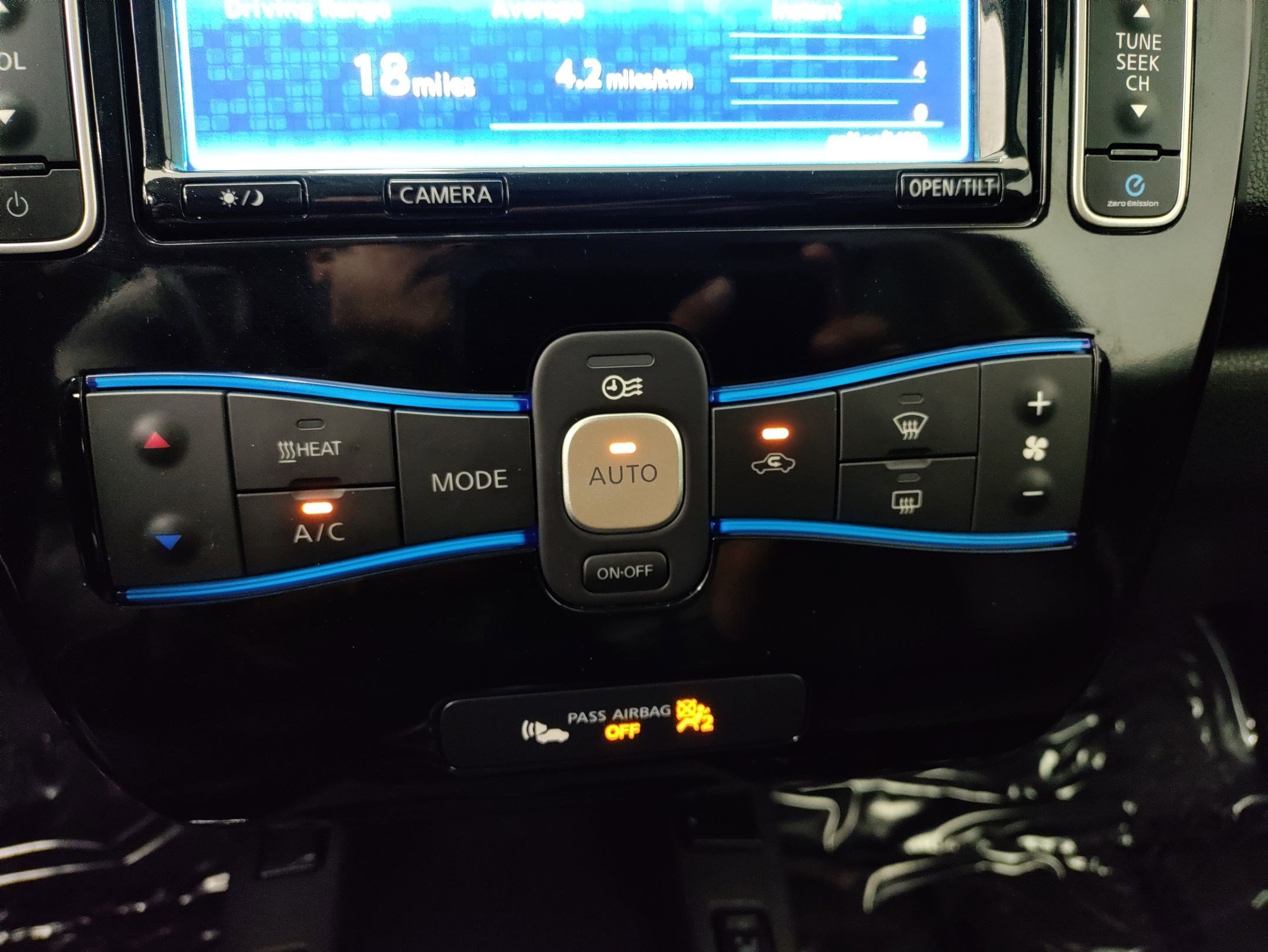 Used 2015 Nissan Leaf SL w/ Premium Package image 28