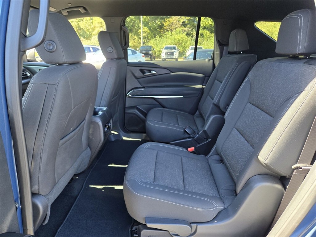 Used 2025 Chevrolet Traverse LT image 12
