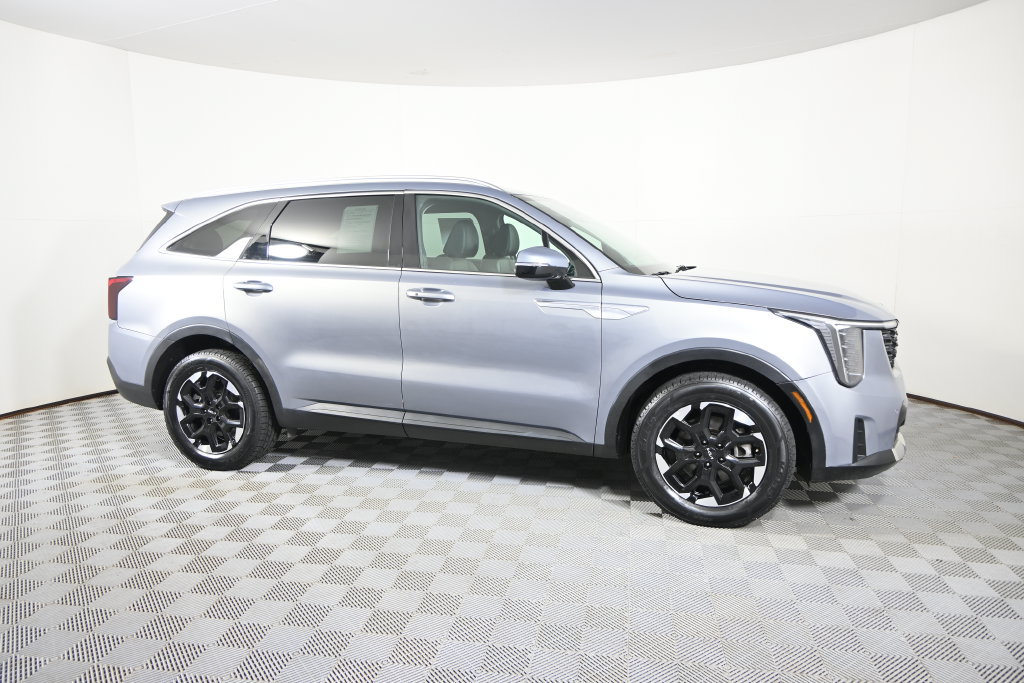 Used 2025 Kia Sorento S FWD image 8