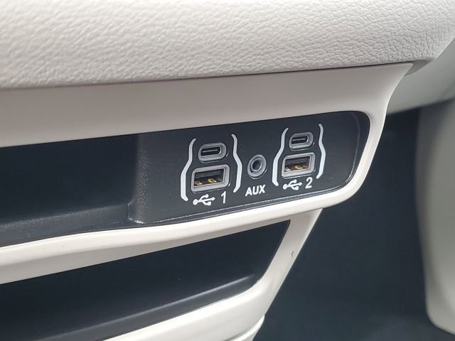 Used 2024 Chrysler Pacifica Touring-L image 21