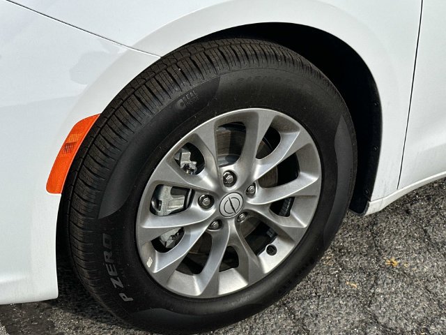 New 2026 Chrysler Pacifica Limited FWD image 7