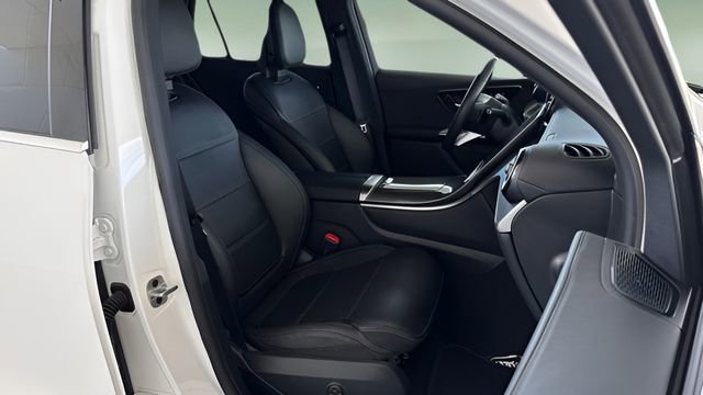 Used 2024 Mercedes-Benz GLC 300 4MATIC image 41