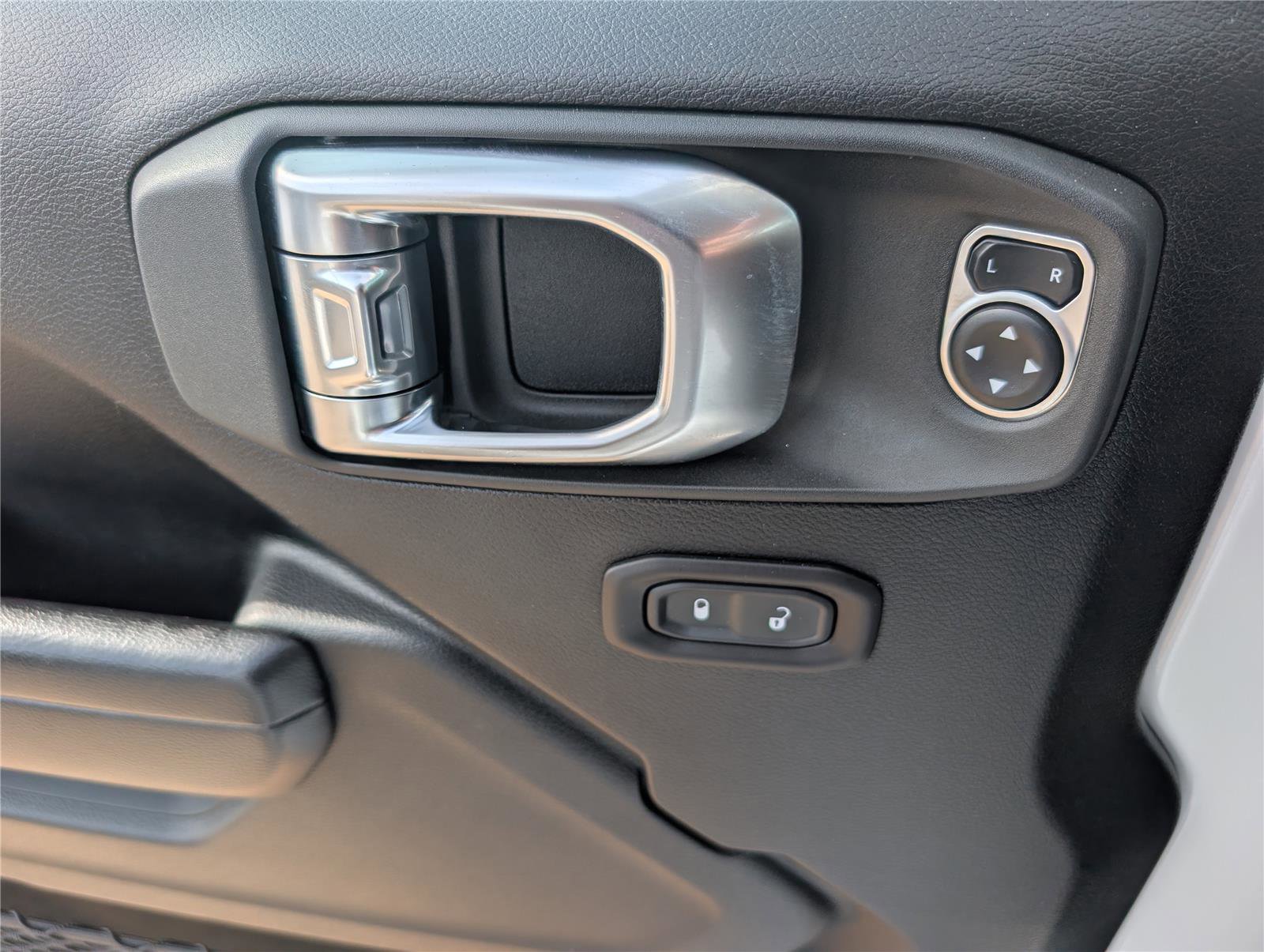 Used 2020 Jeep Wrangler Willys image 19