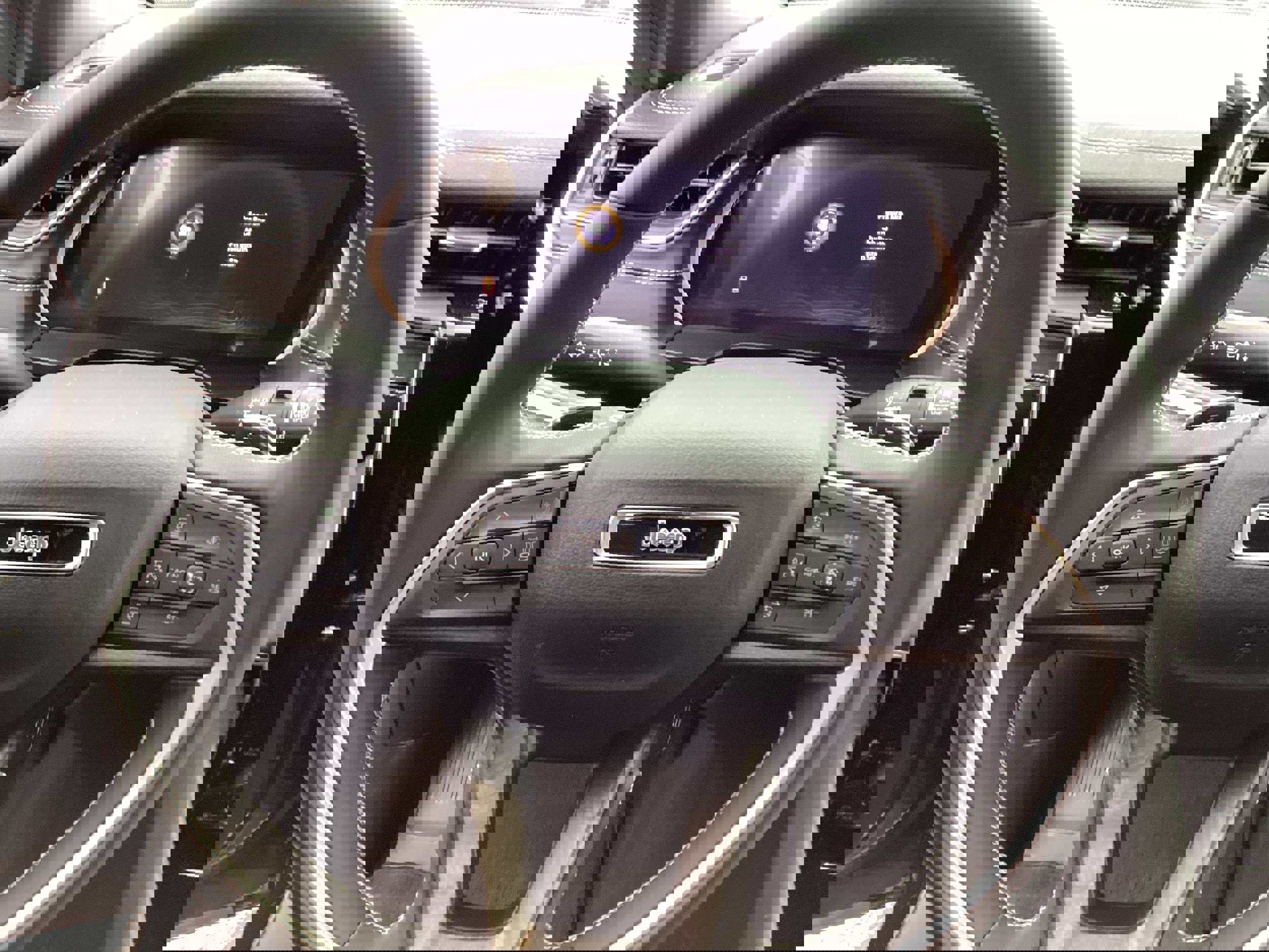 Used 2024 Jeep Grand Cherokee Limited w/ Luxury Tech Group II image 17