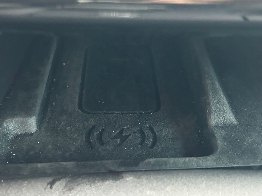 Used 2024 Land Rover Discovery Dynamic SE image 38