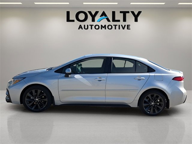 Used 2025 Toyota Corolla SE w/ SE Premium Package image 2